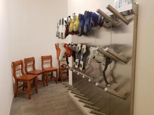 una habitación con un montón de sombrillas colgando en una pared en Al Camanel, en Livigno