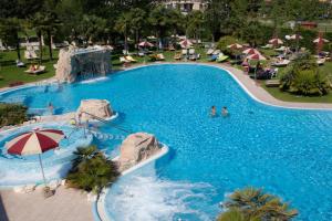 widok na basen w ośrodku w obiekcie Hotel Terme All'Alba w mieście Abano Terme