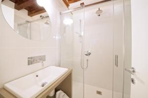 een badkamer met een wastafel en een douche bij DolceVita Apartments N. 479 in Venetië