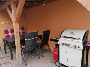 una cucina con piano cottura, tavolo e sedie di Apartman Miky a Drnholec