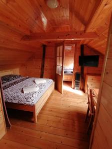 sypialnia z łóżkiem w drewnianym domku w obiekcie Apartman Miky w mieście Dürnholz