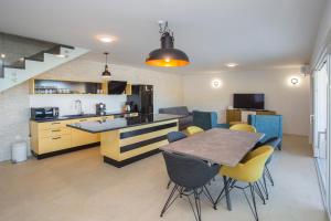 Кухня или мини-кухня в Luxury Blue Villas Vis
