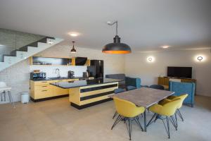 Кухня или мини-кухня в Luxury Blue Villas Vis
