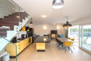 Кухня или мини-кухня в Luxury Blue Villas Vis
