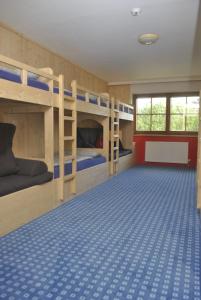 Giường trong phòng chung tại Sportgästehaus Unterberg