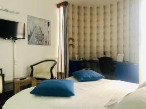 Postel nebo postele na pokoji v ubytování Hotel Le Griffon