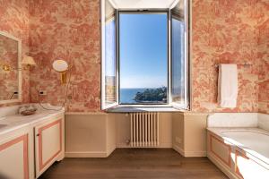 En eller flere senge i et værelse på Villa Cristina luxury property in Rapallo + 31 billeder