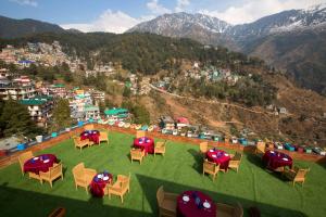 - une vue aérienne sur une pelouse avec des tables et des chaises dans l'établissement Cygnett Style Signature, à Dharamshala