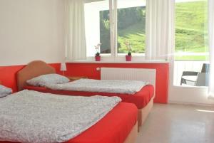 Giường trong phòng chung tại Sportgästehaus Unterberg +25 ảnh