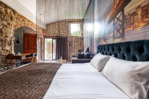 a bedroom with a large bed in a room at Le Trésor des Templiers in Malataverne