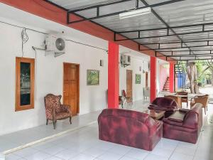 Area soggiorno di Rumah Panggung Guest House Syariah Mitra RedDoorz