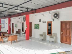 Area soggiorno di Rumah Panggung Guest House Syariah Mitra RedDoorz