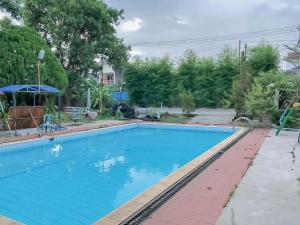 Piscina di Rumah Panggung Guest House Syariah Mitra RedDoorz o nelle vicinanze