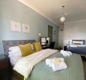 A bed or beds in a room at The Jingles B&B Hotel 