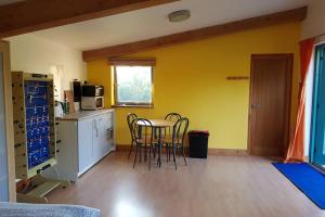 eine Küche mit einem Tisch und Stühlen im Zimmer in der Unterkunft Stone End Studio in Inverness