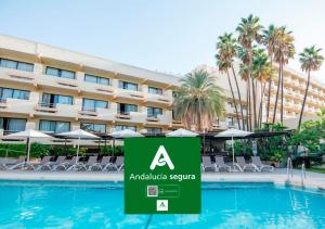 een hotel met een bord voor een zwembad bij BLUESEA Al Andalus in Torremolinos