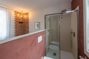 ein Bad mit einer Glasdusche und einem WC in der Unterkunft IL TRENO DEI SOGNI BED & RELAIS in Conselve