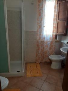 y baño con ducha, aseo y lavamanos. en Stagnone Kitesurf Paradise en Birgi Vecchi