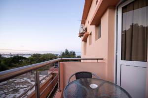 un tavolo su un balcone con vista sull'oceano di Wonna Bay Vila Lodge-Catembe a Maputo