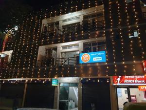 ein Gebäude mit Weihnachtslichtern an der Seite in der Unterkunft Hotel Victoria in Chandīgarh
