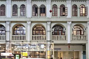 um grande edifício branco com muitas janelas em RedDoorz CBD Polonia Medan em Medan