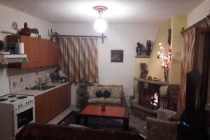 kuchnia z salonem z kominkiem w obiekcie Efis house w mieście Kalívia +14 zdjęć