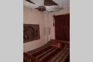 1 dormitorio con cama y techo en Efis house, en Kalívia
