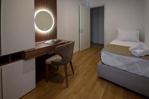 سرير أو أسرّة في غرفة في Hotel LoRa