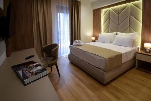 سرير أو أسرّة في غرفة في Hotel LoRa