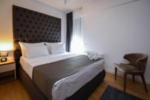 سرير أو أسرّة في غرفة في Hotel LoRa