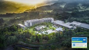 een luchtzicht op een groot gebouw met een park bij Royal Tulip Gunung Geulis Resort and Golf in Bogor