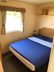 a small bedroom with two beds and a window at Lakeside Holiday Rentals - Arizona in Great Billing