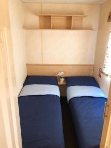 Tempat tidur dalam kamar di Lakeside Holiday Rentals - Arizona