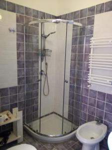 Uma casa de banho em B&B PompeiLog