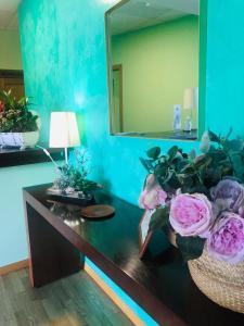 Habitación con mesa, espejo y flores en Hospedería de Juan, en Fuentidueña de Tajo
