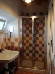 W łazience znajduje się prysznic i umywalka. w obiekcie B&B PompeiLog w mieście Pompeje