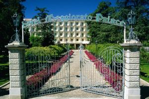 un cancello di un edificio con un cartello sopra di Palace Hotel Meggiorato ad Abano Terme