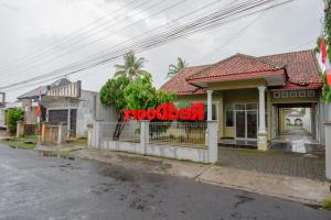 a house with a red sign in front of it at RedDoorz @ Jalan Bali Cilacap in Gumilir
