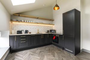 
A kitchen or kitchenette at Goodstay Aparthotel by Urban Space
