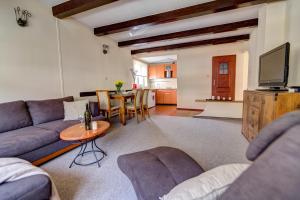 a living room with a couch and a table at Krynica Apartamenty 100m Duży Apartament, Salon + 3 sypialnie przy Deptaku in Krynica Zdrój