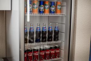 einen Kühlschrank mit Flaschen Koks und Limonaden in der Unterkunft Новый хостел Nesvit Киев Академгородок in Kiew