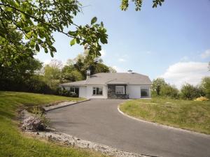 a driveway leading to a white house at Madams Hill House Killarney in Killarney