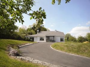 キラーニーにあるMadams Hill House Killarney by Trident Holiday Homesの白屋に続く道