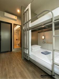 Divstāvu gulta vai divstāvu gultas numurā naktsmītnē Monomer Hostel Bangkok