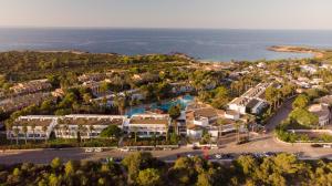 uma vista aérea do resort e do oceano em Sagitario Princesa Playa em Son Xoriguer