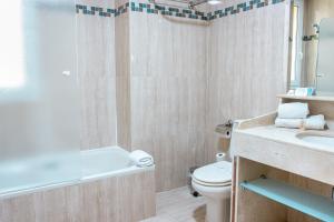 Ein Badezimmer in der Unterkunft Hotel Reina Cristina