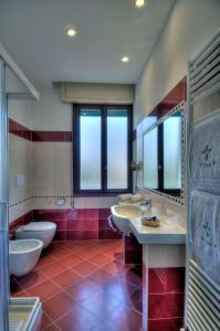 A bathroom at Palace Hotel Meggiorato