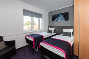 Uma cama ou camas num quarto em Cabinn Aalborg