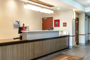 Un vestíbulo de un hospital con un mostrador de recepción. en Sleep Inn & Suites Hobbs, en Hobbs