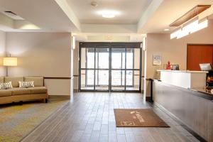 un vestíbulo de oficina con sofá y barra en Sleep Inn & Suites Hobbs, en Hobbs